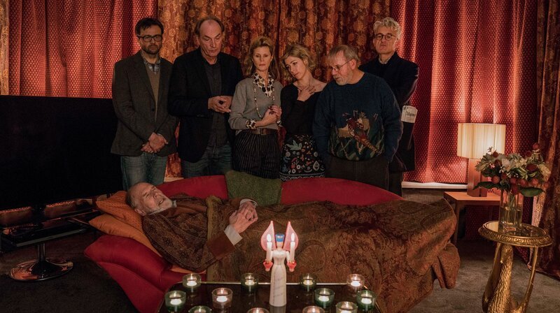 Am Totenbett des Vaters und Schwiegervaters (Peter Maertens) versammeln sich (v. li.): Uli (Michael Rotschopf), Lindas Ehemann Fred (Herbert Knaup), Linda (Leslie Malton), Ulis Ehefrau Franziska (Brigitte Zeh), Joschi (Joachim Król) und Jakob (Dominic Raacke). – Bild: SWR/​Julia Terjung