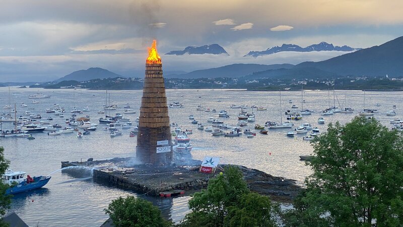 Der etwa 40 Meter hohe hölzerne Feuerturm wird jedes Jahr von Jugendlichen aus Alesund aufgebaut und in der Johannisnacht in Brand gesetzt. – Bild: 3sat