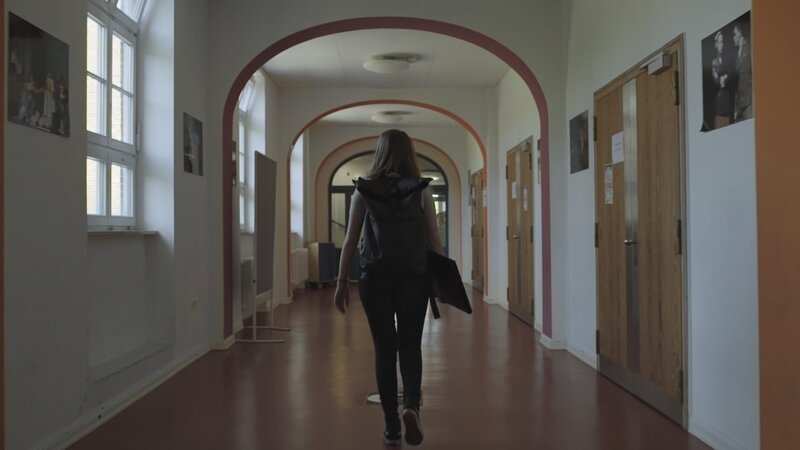 Wohin nach dem Abitur? Elsa auf dem Weg in eine noch ungewisse Zukunft. – Bild: Christoph Rohrscheidt /​ ZDF