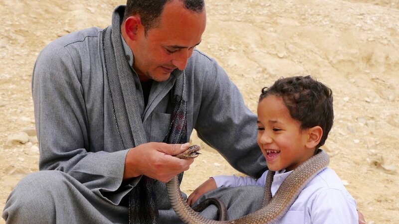 Schlangenfänger Mansur Talba und Sohn Karim in Gizeh: Mansur Talba lehrt seinen Sohn das Familienhandwerk des Schlangenfängers. – Bild: 3sat