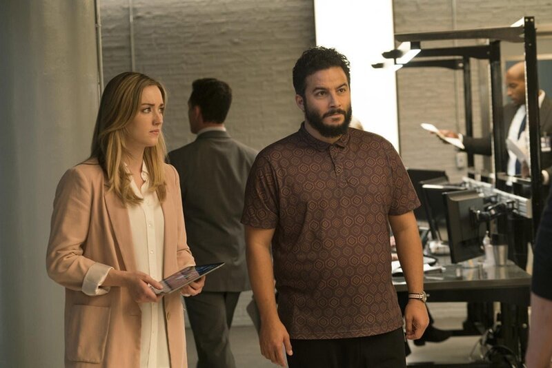 Ashley Johnson (Patterson), Ennis Esmer (Rich Dotcom). – Bild: PLURIMEDIA (Berlanti Productions, Quinn’s House, Warner Bros. Television)