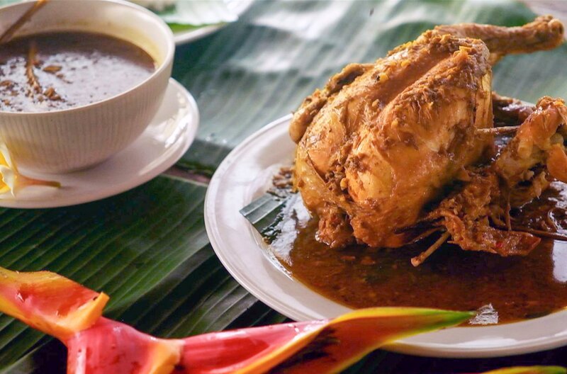Hocharomatisches Festmahl: Ayam Betutu ist mit allerlei Gewürzen bestrichenes Hähnchen aus Bali. – Bild: Elephant Doc