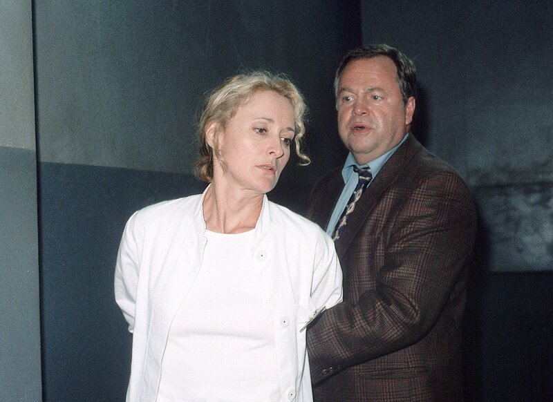 Kommissar Kehler (Wolfgang Bathke) hat noch ein paar wichtige Fragen an die Oberärztin der Nervenklinik, Hannelore Honsberg (Eleonore Weisgerber). – Bild: RTL Deutschland