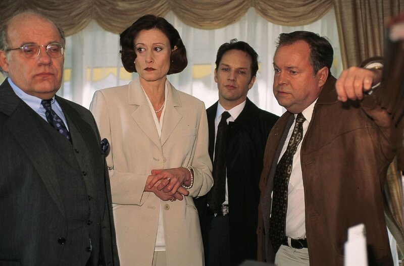 Die Beamten Kehler (Wolfgang Bathke, r.) und Bongartz (Max Gertsch) befragen Anton (Jochen Senf, l.) und Uta Fischer (Susanne Scholl), die Eltern des angeblich entführten Axel. – Bild: RTL Deutschland