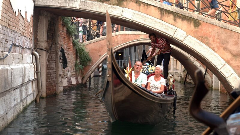 Hannes und Christine geniessen eine romantische Gondelfahrt in Venedig – Bild: RTL Zwei