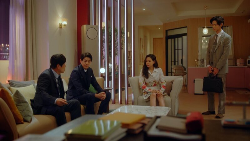 Noh Hak-tae (Kim Chang-wan, l.), Han Seung-wook (Lee Sang-yoon), Jo Yeon-joo (Lee Hanee) und Ahn Yoo-jun (Lee Won-keun, r.) – Bild: RTL /​ SBS