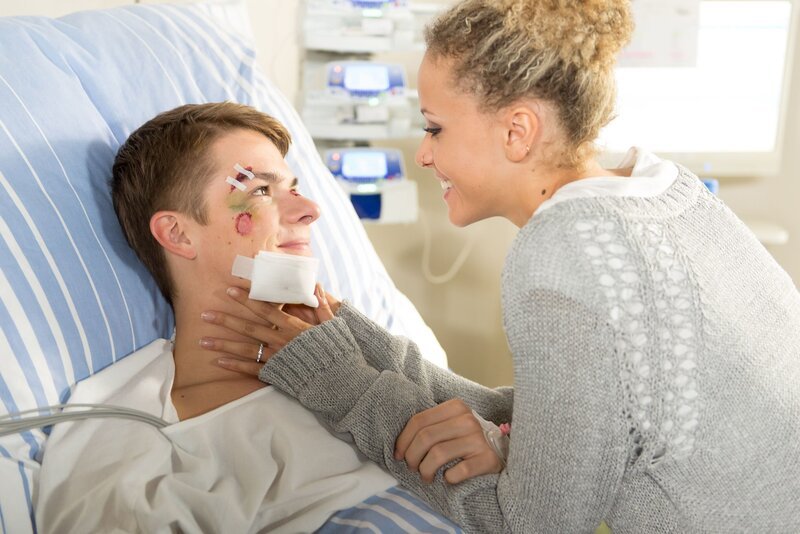 Micki (Joy Lee Juana Abiola-Müller) bittet Moritz (Marvin Linke), ihr Trauzeuge zu werden. – Bild: RTL