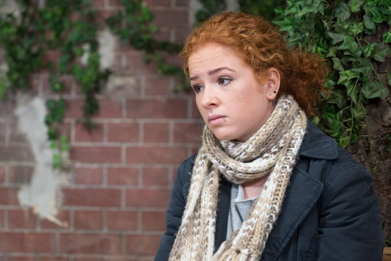 Joe (Sarah Hannemann) ist gekränkt, weil Easy in ihr nur einen Kumpel sieht, und beschließt nicht in die Alte Schneiderei zu ziehen. – Bild: @RTL