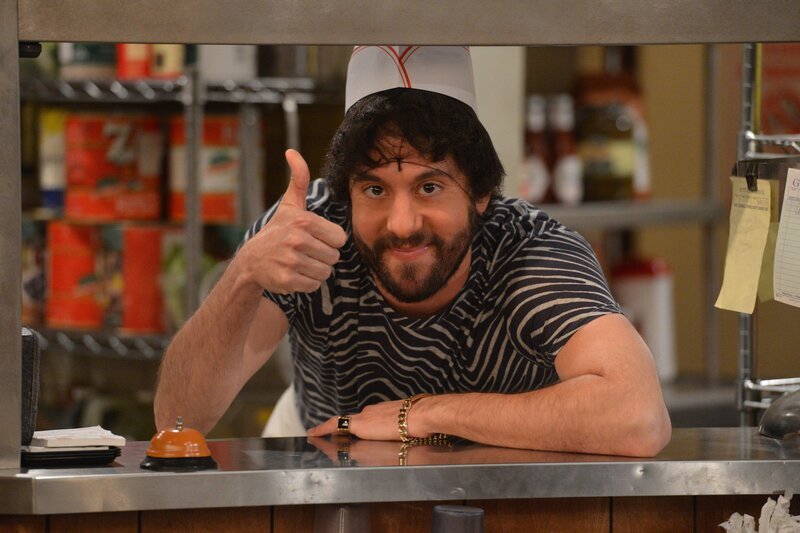 Auch Oleg (Jonathan Kite) kriegt Wind von Carolines Geheimnis. – Bild: Warner Brothers Entertainment Inc