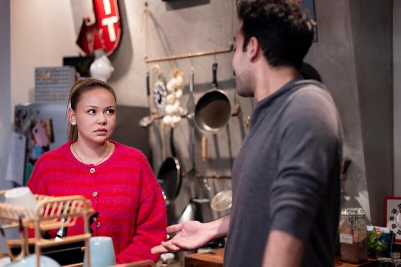 Ronja (Theresa Traser) weiß nicht, ob Baris’ (Metehan Demiröz) Vermutung, sie würde auf Julius stehen, gut oder schlecht für sie ist. – Bild: RTL /​ Dennis-A.Hundt /​ Kurzer Prozess