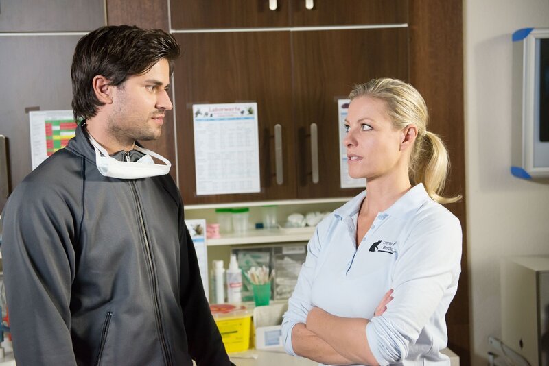 Sonja (Anne Apitzsch) hat Paco (Milos Vukovic) humorvoll eine kleine Lektion erteilt, nach der die beiden sich versöhnen. – Bild: RTL