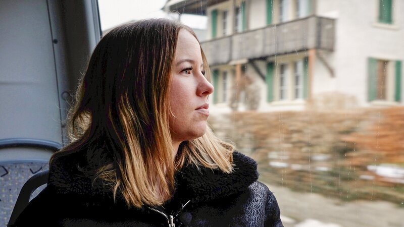 rec. Eifersucht und Schläge – Der schwere Weg aus der häuslichen Gewalt Stephanie blickt in die Ferne. – Bild: SRF