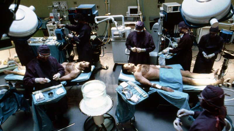 Um eine Bombe zu finden, lässt sich FBI-Agent Sean Archer (John Travolta, re.) das Gesicht des Terroristen Castor Troy (Nicolas Cage, li.) transplantieren.Um eine Bombe zu finden, lĂ¤sst sich FBI-Agent Sean Archer (John Travolta, re.) das Gesicht des Terroristen Castor Troy (Nicolas Cage, li.) transplantieren. – Bild: RTL II