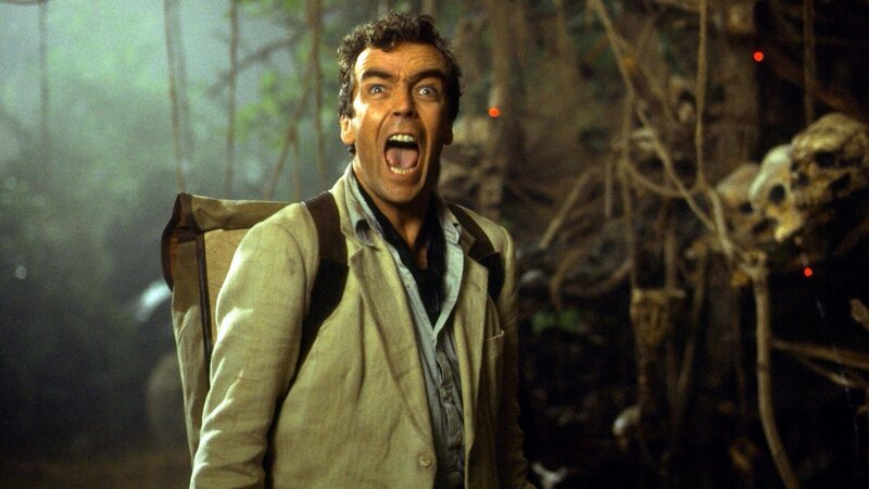 Jonathan (John Hannah) ist umzingelt von wilden kleinen Soldaten … Foto: © 2001 Universal Studios. All Rights Reserved. – Bild: RTLZWEI /​ Universal Studios