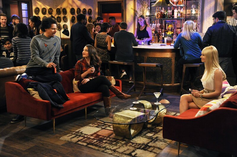 Nachdem Caroline (Beth Behrs, r.) eine unglaubliche Zeit mit Max’ (Kat Dennings, M.) Lehrer verbracht hat, erfährt Deke (Eric Andre, l.) ein Geheimnis über ihn, das besser verborgen geblieben wäre … – Bild: Warner Brothers Entertainment Inc.