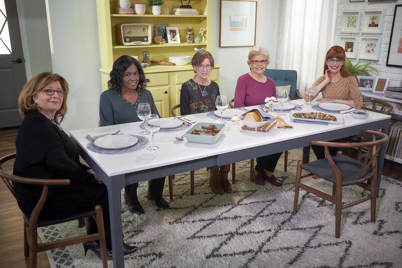 Mary lädt ihre Mutter und ihre Freunde zu Bier, geschmorten Rippchen und einem Karottenkuchen ein. – Bild: MARY PRODUCTIONS LIMITED