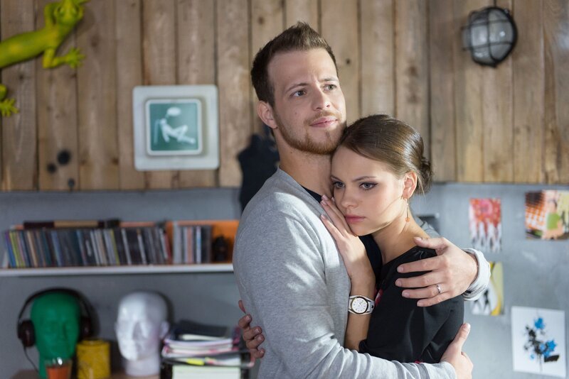 Kira (Barbara Prakopenka) sucht Halt bei Tobias (Patrick Müller), als sie von Leonies Haftstrafe erfährt. – Bild: RTL