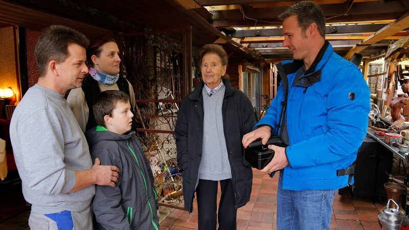Das Familienanwesen von Rentnerin Inge ist voll mit Trödel, den ihr verstorbener Bruder über die Jahre angehäuft hat. Um das Haus nicht zu verlieren, hat Inge das Erbe, und damit die Massen an Trödel, angenommen. Andi geht auf Schatzsuche. (v.li.: Andreas, Daniela, Dean, Inge, Andi Bierschock) – Bild: RTL II – Recht zum Abdruck/​Darstellung zeitlich/​sachlich beschränkt auf die Bewerbung der Sendung