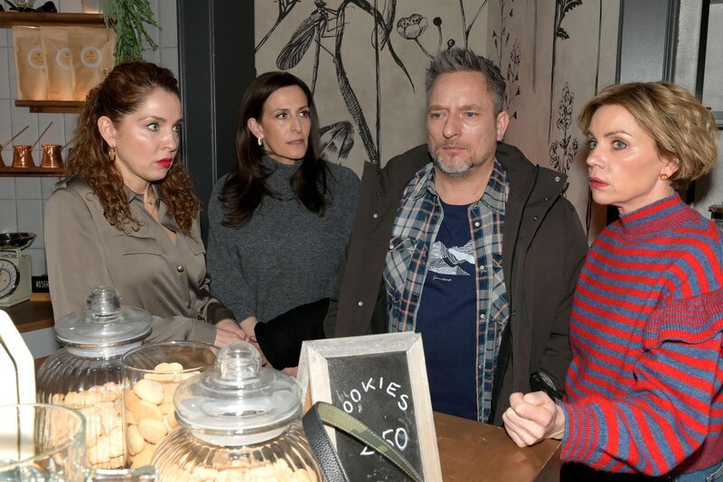 Nachdem Michael „Michi“ (Lars Pape) erzählt hat, was passiert ist, kommt bei Yvonne (Gisa Zach) ein ungeheuerlicher Verdacht auf. Von links: Nina (Maria Wedig) und Katrin (Ulrike Frank). – Bild: RTL /​ Rolf Baumgartner /​ Wer war es?