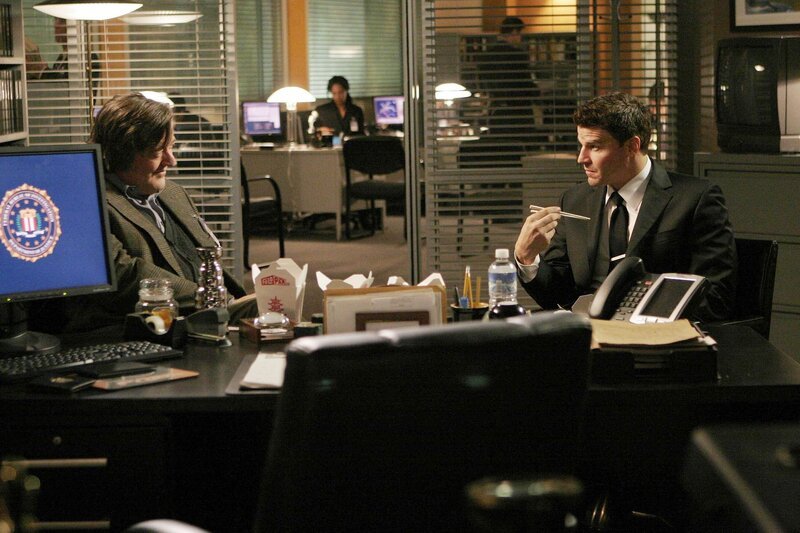 Booth (David Boreanaz, r.) ist immer noch in Gesprächen mit dem exzentrischen FBI-Psychologen Dr. Gordon Wyatt (Stephen Fry). – Bild: TVNOW /​ FOX