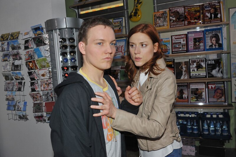 Dascha (Lena Ehlers) erkennt den Dealer Marco Lehnert (Marcel Mioska) wieder. – Bild: RTL