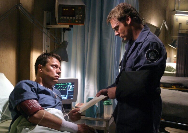 Col. Vaselov (Gavin Hood, li.) weiß, dass es um seine Gesundheit nicht gut bestellt ist. Er bittet Daniel (Michael Shanks, re.) um einen Gefallen … – Bild: RTL II