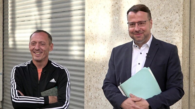 Florian steht nach über zwei Jahren Trennung von Marina mit seinem Anwalt vor dem Familiengericht, wo die Anhörung stattfinden wird. – Bild: RTLZWEI