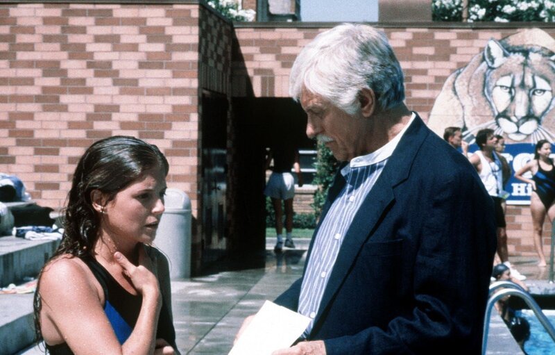 Mark (Dick Van Dyke, r.) verhört die Mordverdächtige Ashley (A. J. Langer, l.). – Bild: ProSieben Media AG