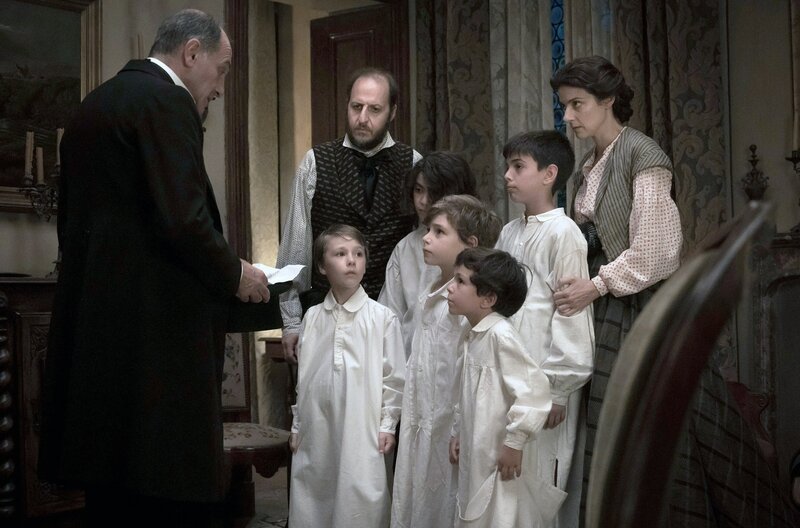 Als bekannt wird, dass er als Säugling heimlich von einem christlichen Dienstmädchen getauft wurde, entführen kirchliche Behörden den siebenjährige Edgardo Mortara (Enea Sala, 4.v.r.) aus seiner jüdischen Familie. – Bild: Anna Camerlingo Als bekannt wird, dass er als Säugling heimlich von einem christlichen Dienstmädchen getauft wurde, entführen kirchliche Behörden den siebenjährige Edgardo Mortara (Enea Sala, 4.v.r.) aus seiner jüdischen Familie. – Bild: Anna Camerlingo