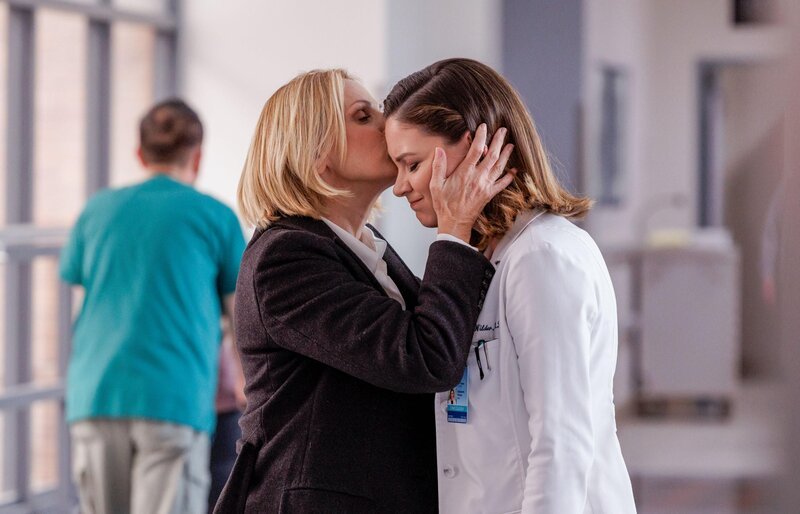 Dr. Bev Clemons (Marlee Matlin, l.) und Dr. Elizabeth Wilder (Sandra Mae Frank) – Bild: RTL /​ Universal Television LLC