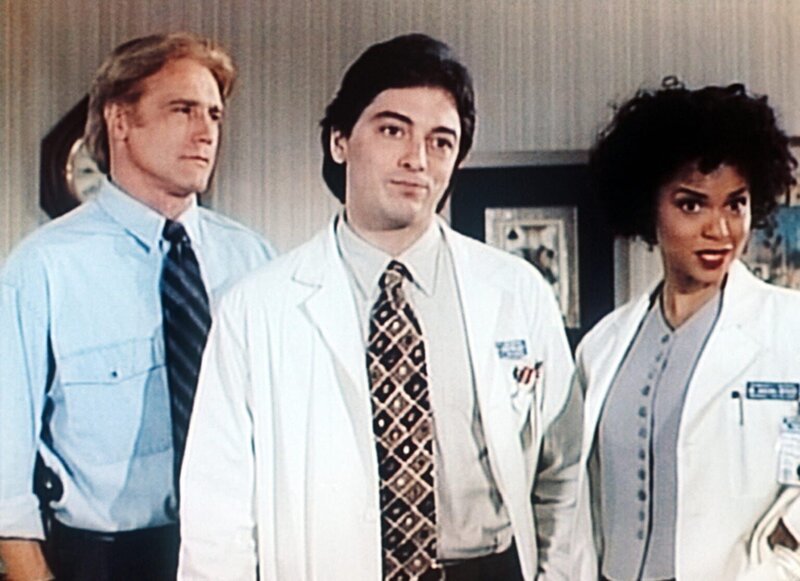 Steve (Barry Van Dyke, l.), Jack (Scott Baio, M.) und Amanda (Victoria Rowell, r.) diskutieren, wer der Mörder von Samson sein könnte. – Bild: Viacom