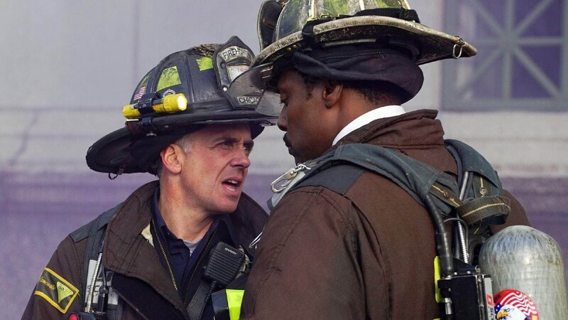 Christopher Hermann (David Eigenberg, l.), Chief Wallace Boden (Eamonn Walker) – Bild: TVNOW /​ NBC Universal