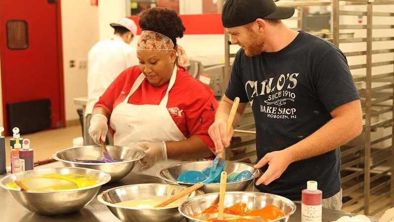 L-R: Jessica Bacchus and Matt DeFranco make tie-dye batter for color run cake. – Bild: TLC