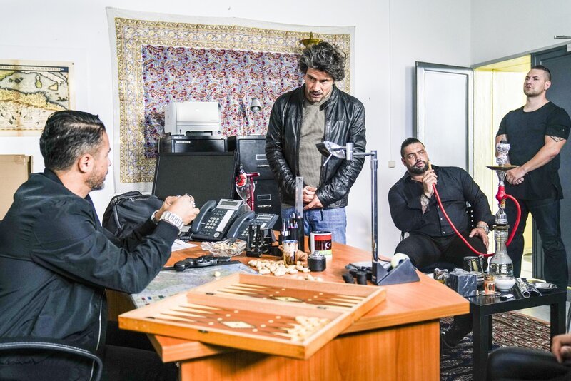 Um nun doch noch schnell an genügend Geld zu kommen, trifft Manuel (Daniel Sellier, M.) eine unerwartete Entscheidung. Was hat Tarek (Haydar Kizay, l.) damit zu tun? – Bild: TVNOW /​ Dennis Hundt