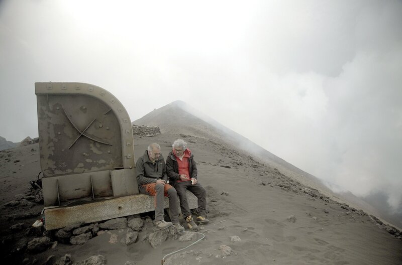 Vulkanologen wie Giovanni Giuffrida beobachten die Aktivität des Feuerberges. – Bild: MedienKontor/​Christina Degen