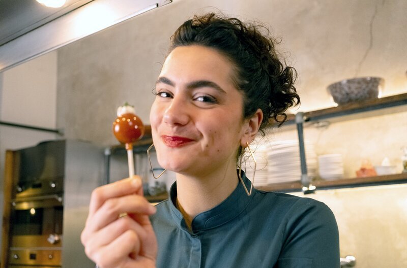 Lucie präsentiert Tomaten mit Karamellüberzug und Frischkäse-Topping. – Bild: Benjamin Wistorf