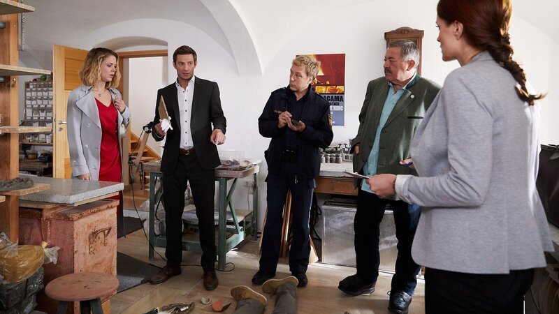 Anne Birkmeier (Sigrid Spörk, l.) erzählt den Ermittlern (v.r.n.l.) Mai (Sina Wilke), Hofer (Joseph Hannesschläger), Mohr (Max Müller) und Hansen (Igor Jeftic), wie sie den Toten gefunden hat und in welchem Verhältnis sie zueinander standen. – Bild: ZDF
