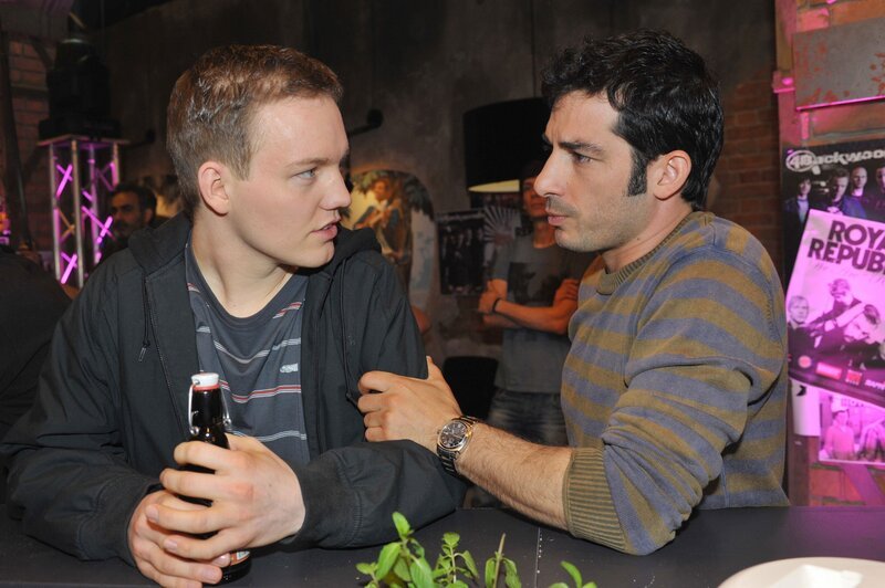 Tayfun (Tayfun Baydar, re.) ist schockiert als der Dealer Marko Lehnert (Marcel Miska) im Mauerwerk auftaucht. – Bild: @RTL