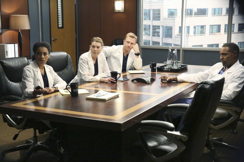 Bailey befasst sich immer noch mit den Folgen von Bens rücksichtsloser Entscheidung und beruft eine Sitzung ein, um wegen der disziplinarischen Maßnahmen gegen ihn zu beraten: Ben (Jason George, r.), Meredith (Ellen Pompeo, 2.v.l.), Owen (Kevin McKidd, 2.v.r.) und Maggie (Kelly McCreary, l.) … – Bild: American Broadcasting Companies, Inc. /​ Mitch Haaseth
