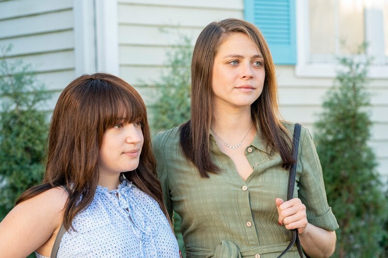 (v.li.): Gideon Adlon (Mariah Day), Olivia Luccardi (Lily Day). – Bild: ORF/​Universal/​NBC/​Skip Bolen