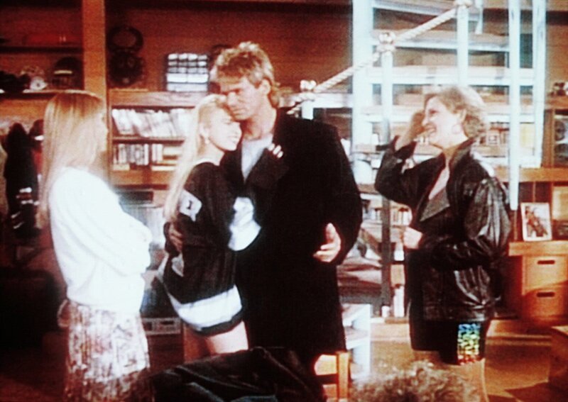 MacGyver (Richard Dean Anderson, 2.v.l.), der Hahn im Korb – allerdings nur im Traum. – Bild: Kabel Eins Classics