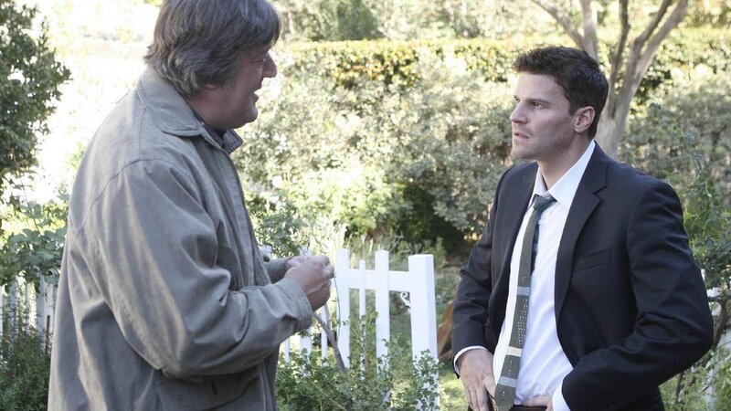 Wyatt (Stephen Fry, l.) im Gespräch mit FBI-Agent Seeley Booth (David Boreanaz). – Bild: TVNOW /​ FOX