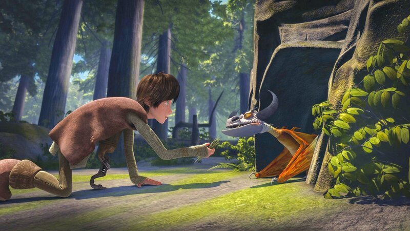 „Dragons – Die Reiter von Berk“, „Fackel.“ Hicks und seine Freunde machen im Wald eine ungewöhnliche Entdeckung: Ihnen läuft ein Drachenbaby über den Weg. Da es verwaist zu sein scheint, nimmt Hicks es mit nach Hause und lässt es Fackel taufen. Wider Erwarten kann Hicks’ Drache Ohnezahn den kleinen Artgenossen überhaupt nicht leiden. Hicks glaubt, er sei eifersüchtig. In Wahrheit aber macht sich Ohnezahn Sorgen. – Bild: ORF/​MARKAND MEDIA