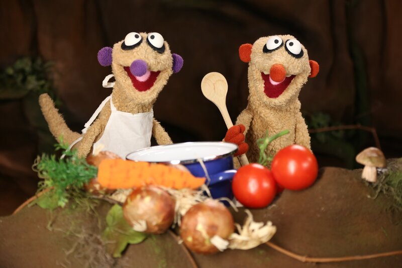 Jan ist traurig, dass er viele Dinge noch nicht kann. Sein Bruder Henry singt ihm ein aufbauendes Lied, indem er ihm zeigt, dass er trotzdem ganz viele Stärken und Talente besitzt. – Bild: rbb/​bigSmile Ent./​NDR/​MDR