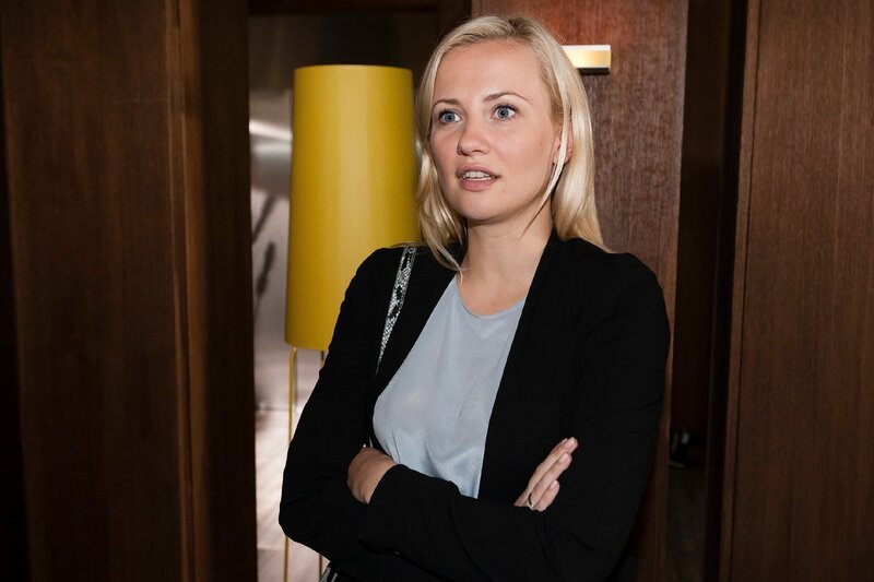 Isabelle (Ania Niedieck) ist schwanger und inszeniert die Neuigkeiten medienwirksam auf einer Pressekonferenz. Ein Schock für Richard und Simone … – Bild: RTL /​ Kai Schulz