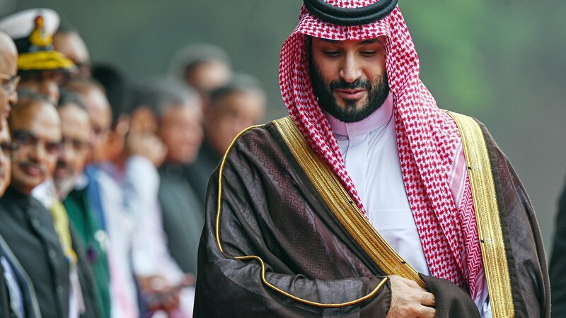 Mohammed bin Salman, Kronprinz von Saudi-Arabien, während eines Staatsbesuchs in Neu Delhi 2023. – Bild: SRF/​BBC Studios/​Bloomberg Finance LP/​Getty Images/​Prakash Singh
