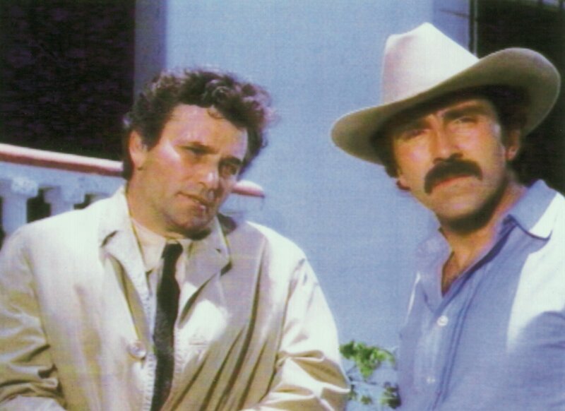 Lt. Sanchez (Pedro Armendariz Jr., re.) erhofft sich durch Lt. Columbo (Peter Falk) Hilfe in einem schwierigen Fall. – Bild: SUPER RTL