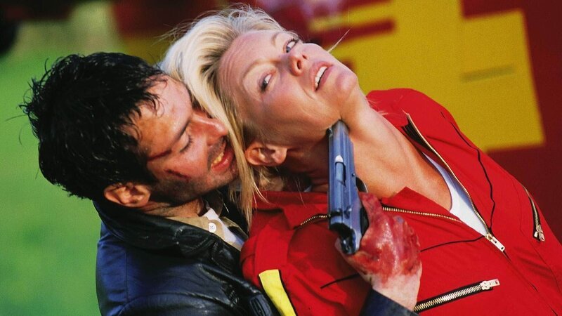 Der Bankräuber Ivor (Patrick Elias) bedroht Dr. Kollmann (Anja Freese) mit der Waffe. – Bild: MG RTL D