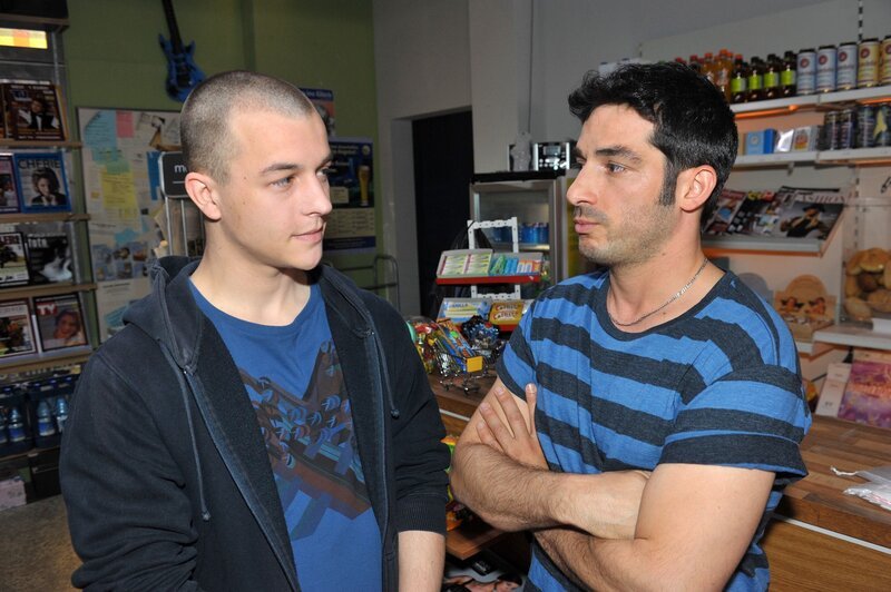 Tayfun (Tayfun Baydar, re.) versucht über Kevin Krutzke (Paul Wollin) Informationen über Murat zu bekommen. – Bild: @RTL