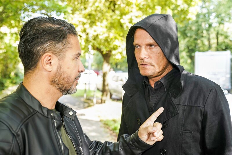 Entschieden macht Simon (Roberto Thoenelt, r.) Tarek (Haydar Kizay) klar, dass er seinen Teil des Deals erfüllt hat. – Bild: RTL /​ Dennis Hundt